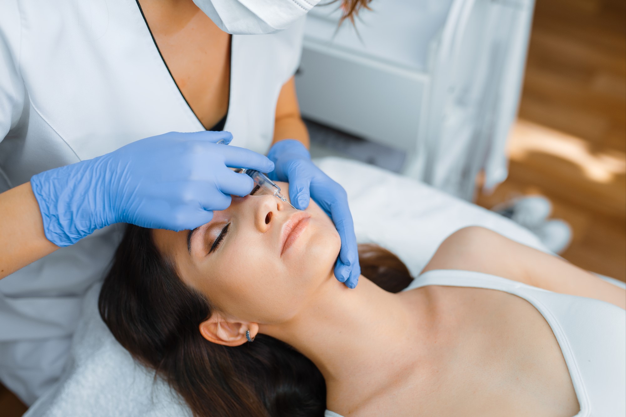 cosmetician-gives-face-botox-injections-to-patient