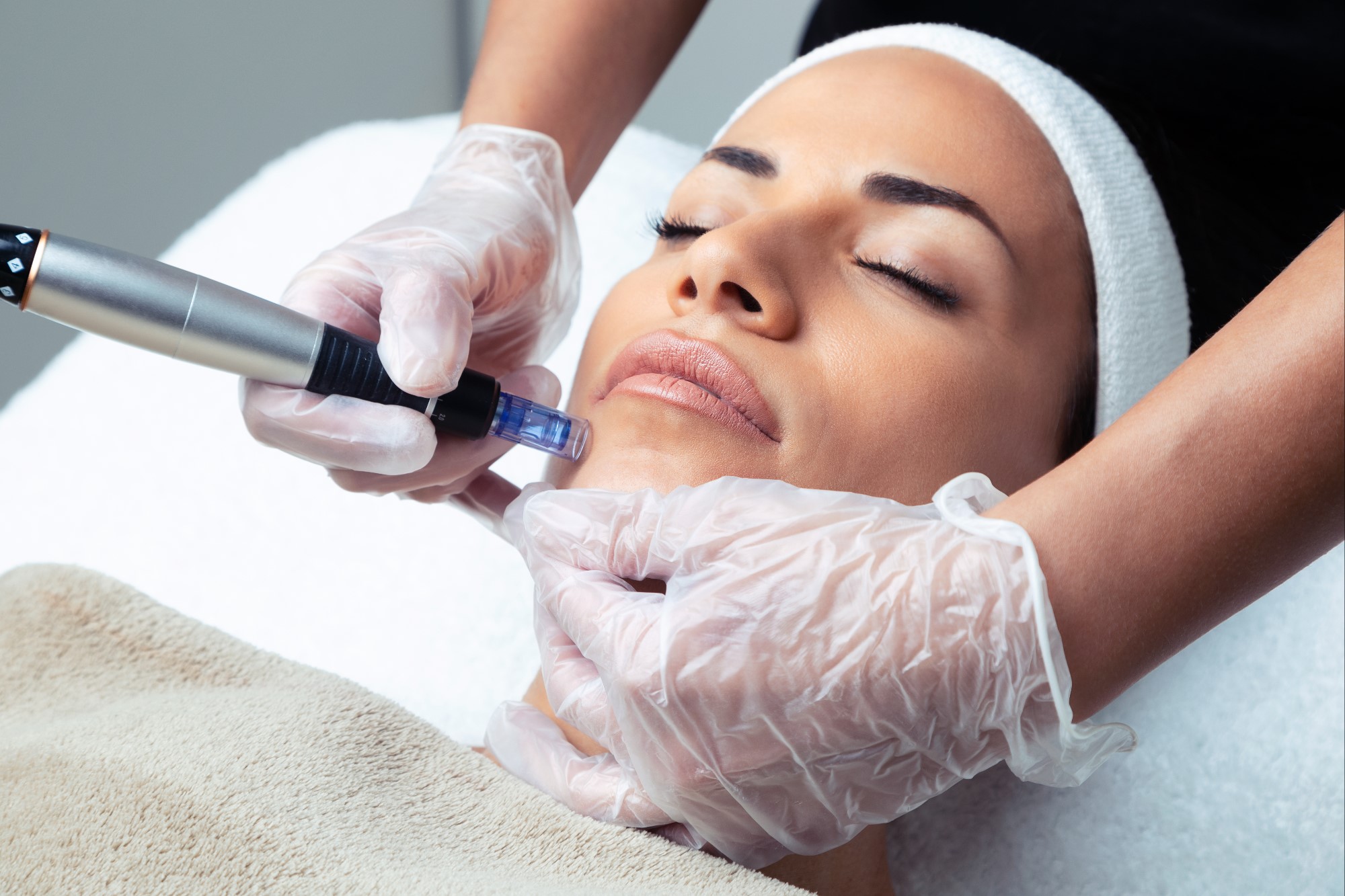cosmetologist-making-mesotherapy-injection-with-de