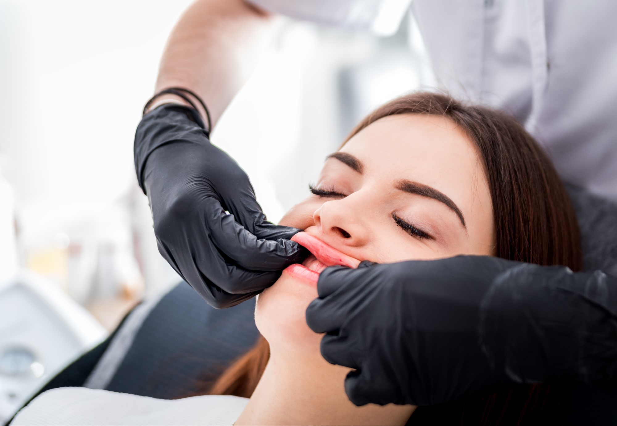 massage-after-enlarging-lips-at-beauty-salon